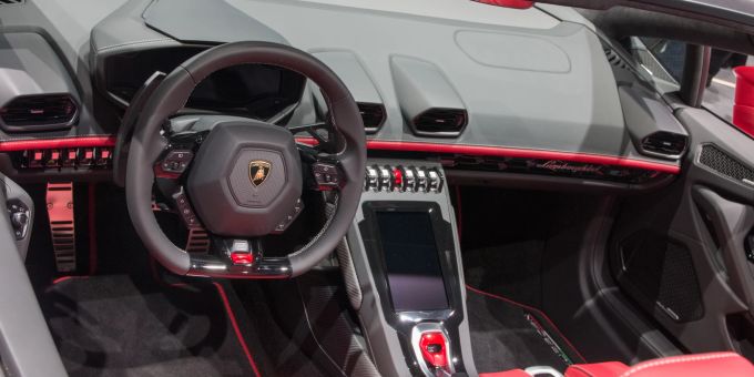 Dominiert wird das Cockpit von einem digitalen 12,3-Zoll-Instrumentendisplay, das dem Fahrer alle wichtigen Informationen in brillanter Grafik und verschiedenen Konfigurationen liefert. Lamborghini Huracan