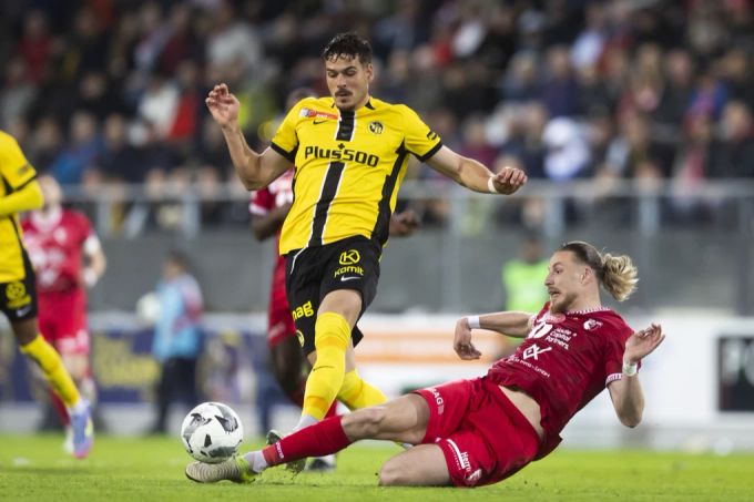 YBs Filip Ugrinic und Biels Brian Beyer im Zweikampf. YB FC Biel
