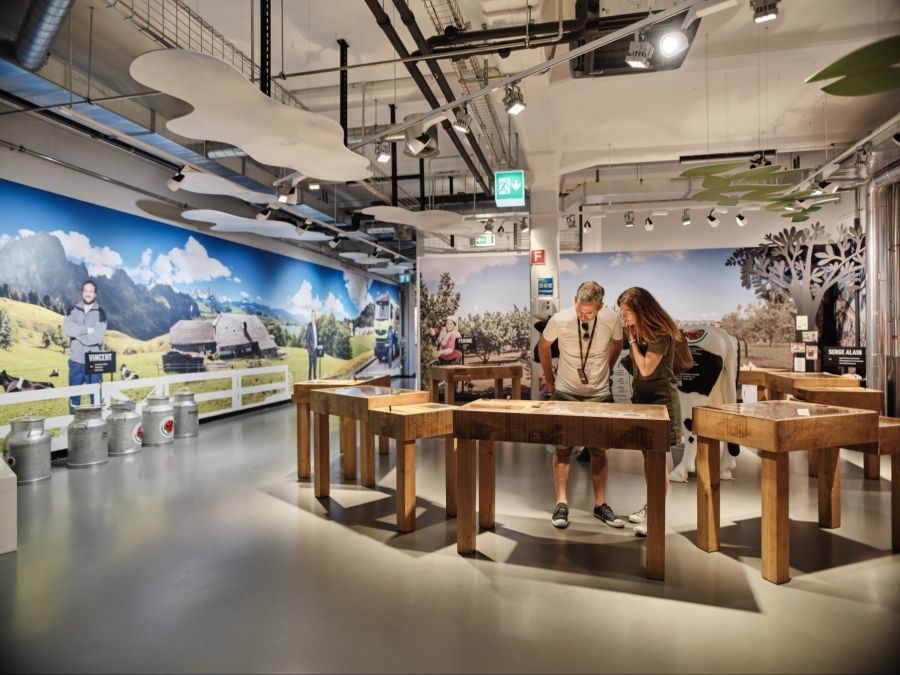 Ausstellung Museum Tische Paar