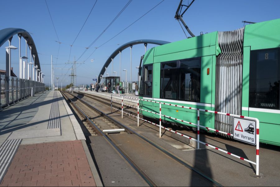Ein 8er-Tram an der Station Weil am Rhein (D).