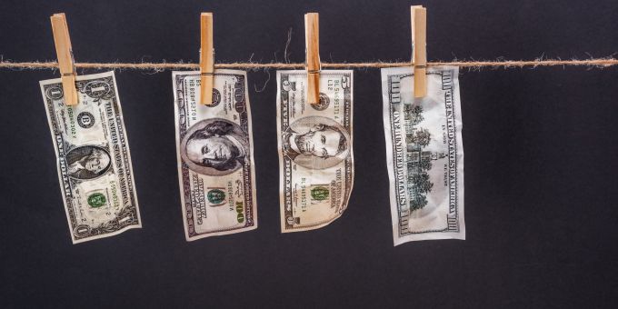 Dollar: Die Zollerhöhungen im April 2025 haben zu einer überraschenden Abwertung geführt. (Symbolbild) us dollar symbolbild