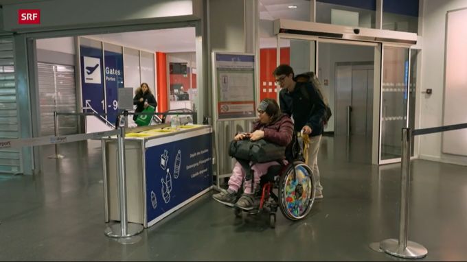 Auf geht es für die beiden zur Passkontrolle. SRF