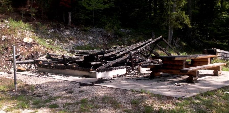 Ein 23-jähriger Bewohner des dortigen Bundesasylzentrums zündete diese Waldhütte in Les Verrières NE an.