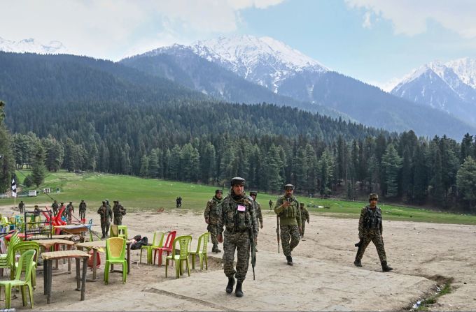 Indische Sicherheitskräfte inspizieren den Ort in Pahalgam, an dem Militante am Dienstag wahllos das Feuer auf Touristen eröffnet haben. (Foto Archiv) Angriff Touristen Kaschmir