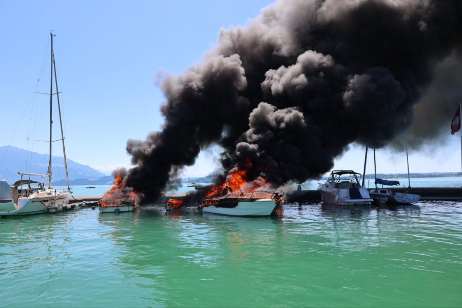 Dadurch stieg eine schwarze Rauchwolke über dem Zuger Hafen auf.