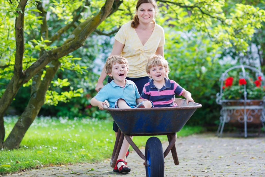 Viele kennen sich schon seit dem Kindergarten – es gibt sogar einen örtlichen Zwillingsclub. (Symbolbild)