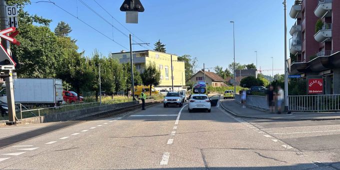 Oberentfelden AG: Fussgänger durch Kollision mit PW schwer verletzt. Oberentfelden AG