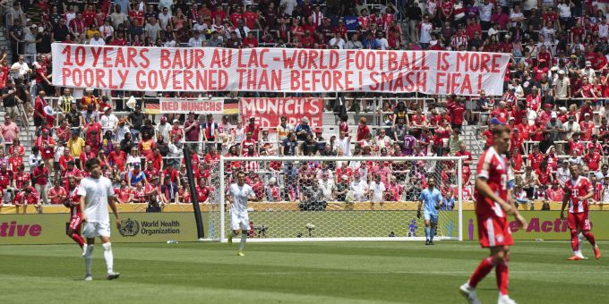 Die Fans des FC Bayern tun ihrem Unmut an der Club-WM kund. FC Bayern
