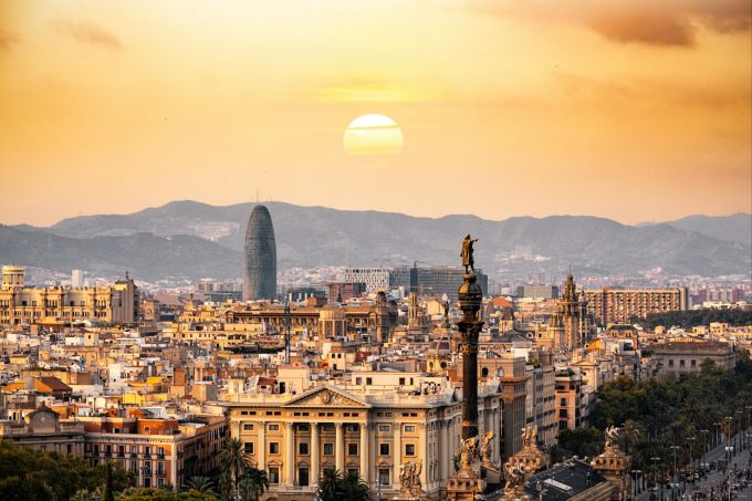 Viele Schweizer reisen im Sommer gerne nach Barcelona. Barcelona