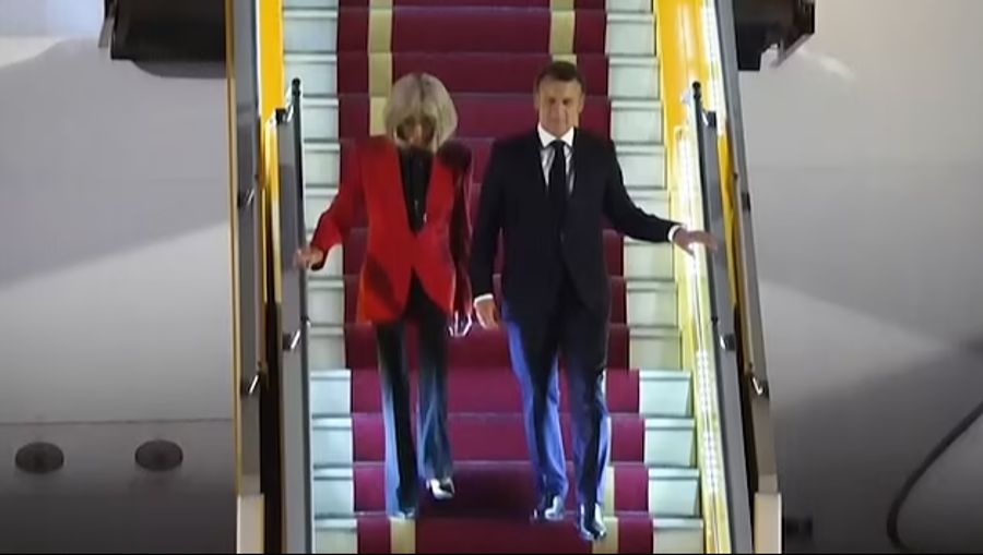 Hier versuchte Emmanuel Macron offenbar die Hand seiner Brigitte zu halten, doch dazu kam es nicht.