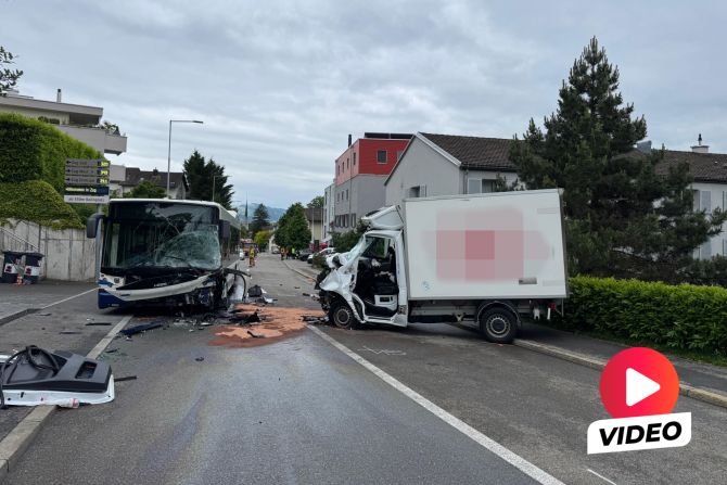 Zug Linienbus Lieferwagen