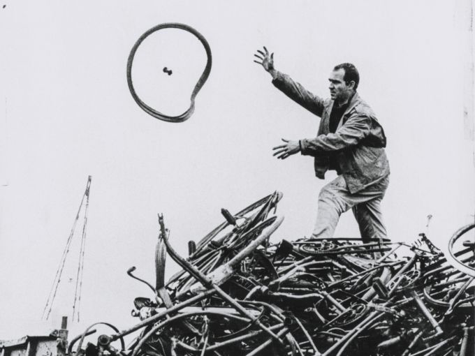 Jean Tinguely 1960 auf Materialsuche in Paris. Jean Tinguely