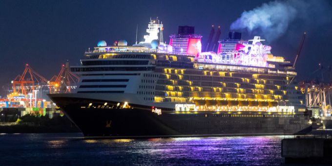 Das 2010 gebaute Schiff mit 14 Passagierdecks ist vor allem in der Karibik im Einsatz und steht für familienfreundliche Kreuzfahrten. kreuzfahrtschiff