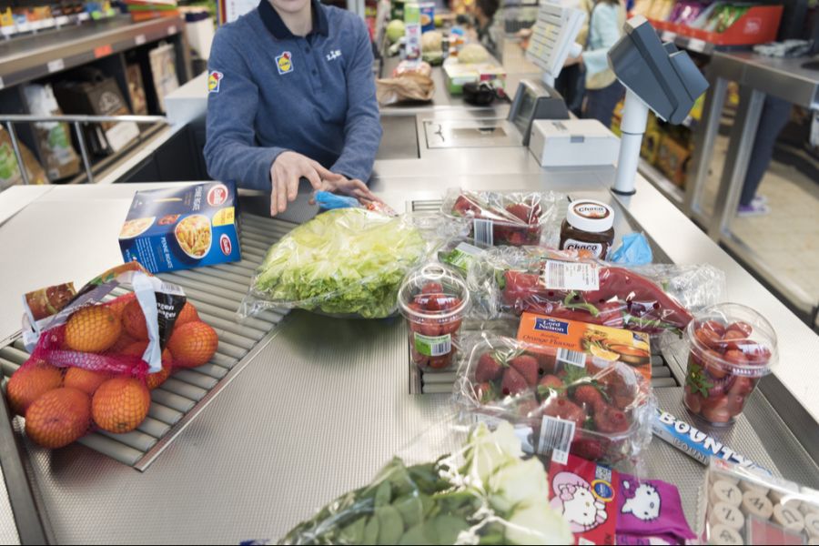 Auch Lidl setzt weiter auf das aktuelle System, bei dem Angestellte an der Kasse die Früchte und Gemüse eintippen müssen.