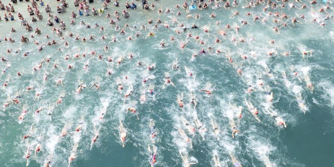 Teilnehmer der «Stadtzürcher Seeüberquerung» stürzen sich in Zürich bei hochsommerlichen Temperaturen in den Zürichsee. Stadtzürcher Seeüberquerung