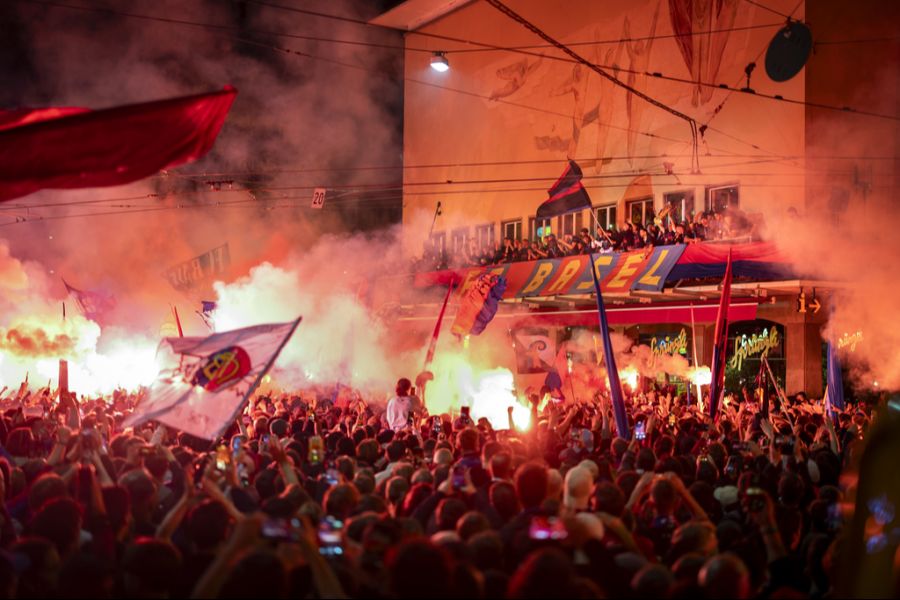 Vom Stadion ging es auf den Barfüsserplatz, wo die Bebbi von vielen Fans empfangen wurden.