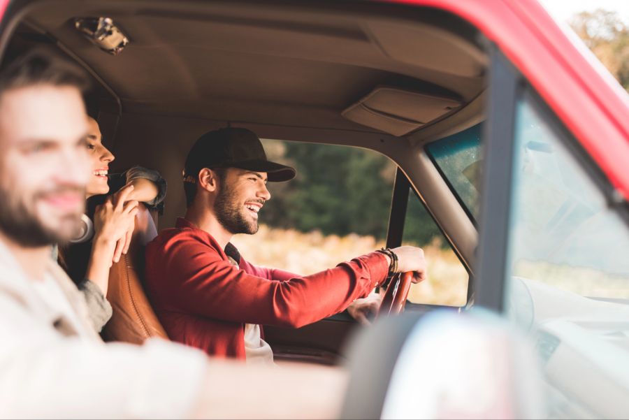 Freunde fahren zusammen in einem Auto