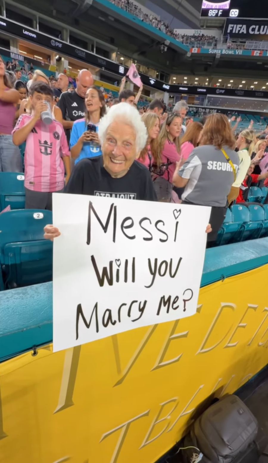 Die Grossmutter macht Lionel Messi an der Club-WM einen Heiratsantrag.