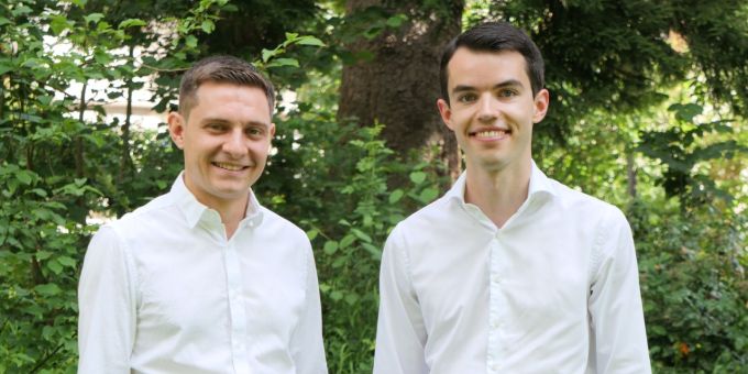 Für die kommenden Wahlen in den Kreisschulrat wurden Benjamin Böhler und Nicola Sollberger vom Vorstand der FDP Aarau nun offiziell nominiert. Porträtfoto Männer Garten