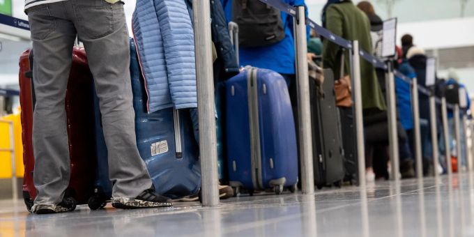 Fraktionsübergreifend setzen sich Europaabgeordnete dafür ein, dass Flugreisende Anspruch auf kostenloses Handgepäck erhalten. (Archivbild) Handgepäck