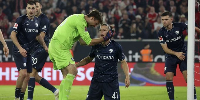 Noah Loosli verhindert in der Relegation einen Gegentreffer in extremis - und rettet den VfL Bochum ins Penaltyschiessen. Noah Loosli vfl bochum