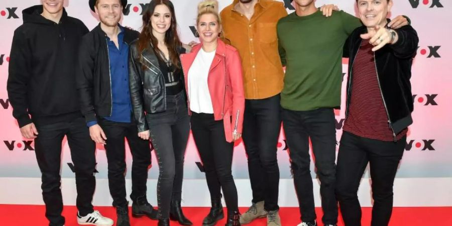 Die Musiker Wincent Weiss (l-r), Johannes Oerding, Jennifer Haben, Jeanette Biedermann, Alvaro Soler, Milow und Michael Patrick Kelly. Foto: Jens Kalaene