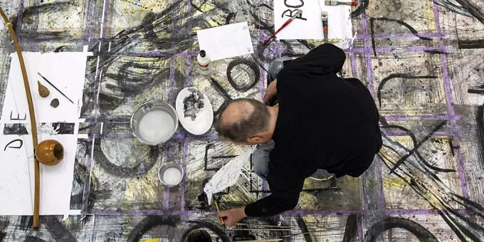 Der Künstler Rainer Otto Hummel arbeitet für das Kunstprojekt «WandnebenWand» in der Kunsthalle Luzern. (KEYSTONE/Alexandra Wey) Luzern