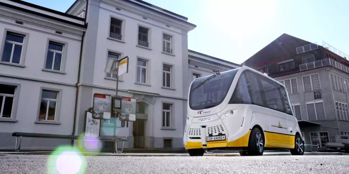 Linie 12 an der Haltestelle «Industrieplatz». Shuttle
