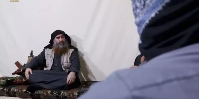 Der Screenshot eines undatierten Videos, das am 29.04.2019 über Al-Furkan, einen Medienkanal der IS, verbreitet wurde, zeigt den Anführer der IS-Terrormiliz Abu Bakr al-Bagdadi. IS Bagdadi
