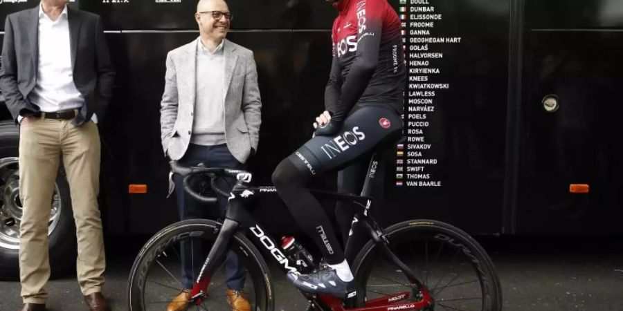 Chris Froome (r) im neuen Ineos-Trikot. Foto: Martin Rickett/PA Wire