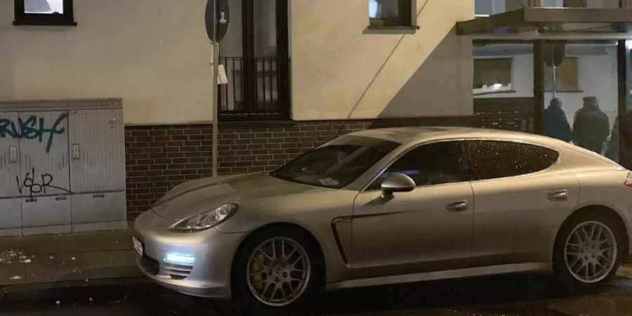 In Offenbach ist eine 44 Jahre alte Frau auf offener Strasse in einem geparkten Porsche erschossen worden. Foto: Rafael Bujotzek