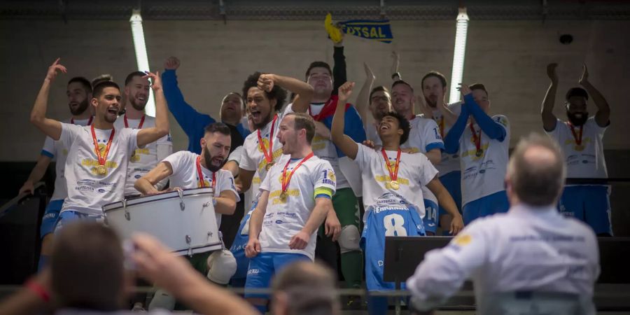 Mannschaft und Fans feiern ihren Meistertitel auf der Tribüne