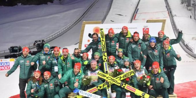 Das deutsche Skisprungteam der Männer und Frauen feiert in Seefeld die WM-Erfolge. Foto: Hendrik Schmidt