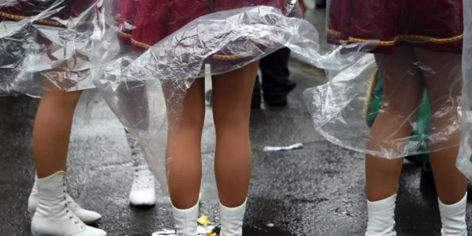 Mit Plastik-Umhänge gegen den Regen: Tief «Bennet» geht den Karnevalisten etwas auf die Nerven. Foto: Uwe Zucchi Mit Plastik-Umhänge gegen den Regen: Tief «Bennet» geht den Karnevalisten etwas auf die Nerven. Foto: Uwe Zucchi