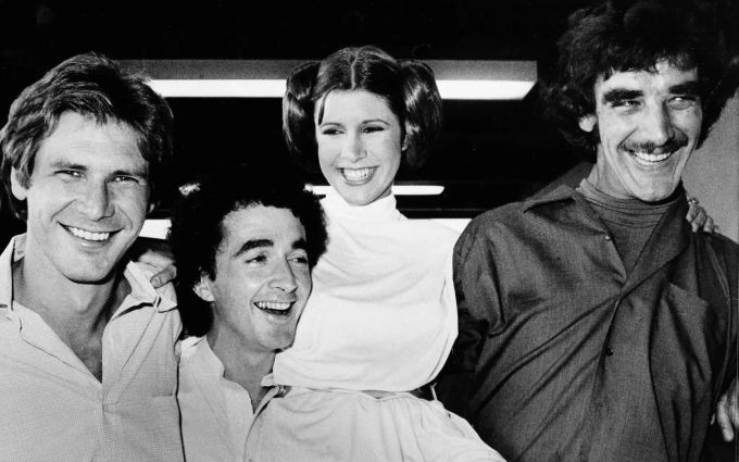 Die Star Wars-Schauspieler (v.l.n.r.) Harrison Ford (Han Solo), Anthony Daniels (C3PO), Carrie Fisher (Prinzessin Leia, †60) und Peter Mayhew (Chewbacca, †74) im Jahr 1978. Die Rückkehr der Jedi-Ritter