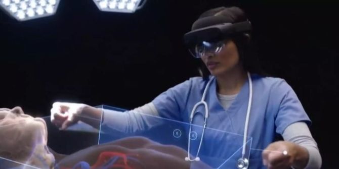 Microsoft Hololens 2 Frau