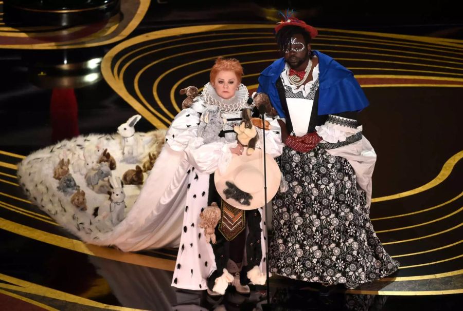 Melissa McCarthy (l.) und Brian Tyree Henry sorgten mit ihrer Präsentation der Kategorie «Bestes Kostümdesign» für Lacher.