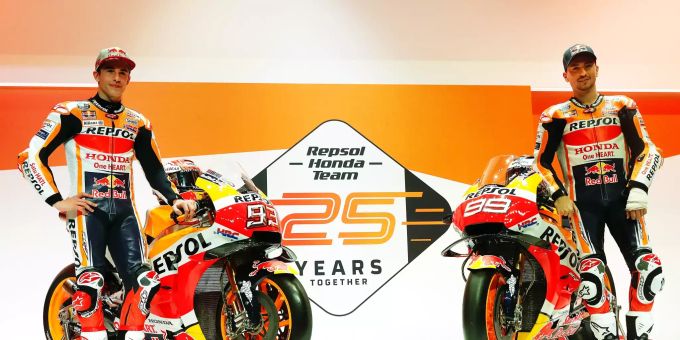 Die Teamkollegen Marc Márquez (links) und Jorge Lorenzo präsentieren ihre Maschinen. Jorge Lorenzo und Marc Márquez