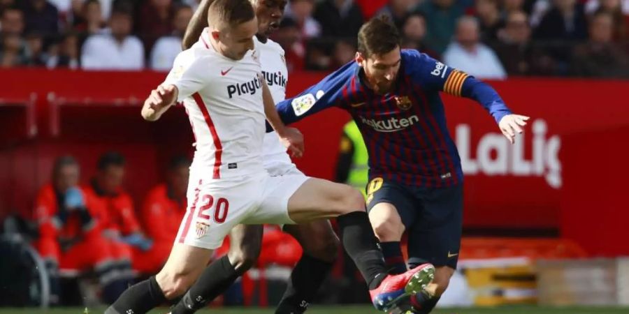 Sevillas Rog bekommt es im spanischen Pokalfinale erneut mit Barcelonas Messi zu tun. Foto: Miguel Morenatti/AP