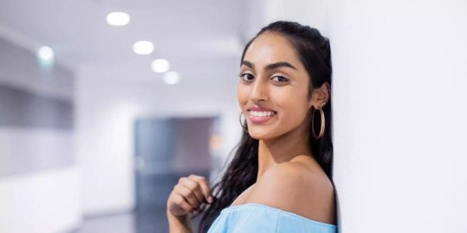 Sayana, Teilnehmerin am Finale von GNTM, steht in einem Flur im ISS Dome. Sayana GNTM