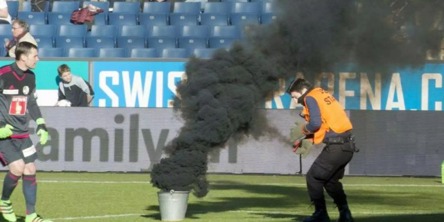 In den ersten sieben Minuten des Spiels zwischen dem FC Luzern und dem FC St. Gallen im Februar 2016 warf der Ostschweizer Fan vier Pyrogegenstände auf das Spielfeld.