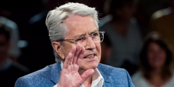 Moderator Frank Elstner sitzt während einer Aufzeichnung der ZDF-Talkshow «Markus Lanz» in der Sendung. Helene Fischer