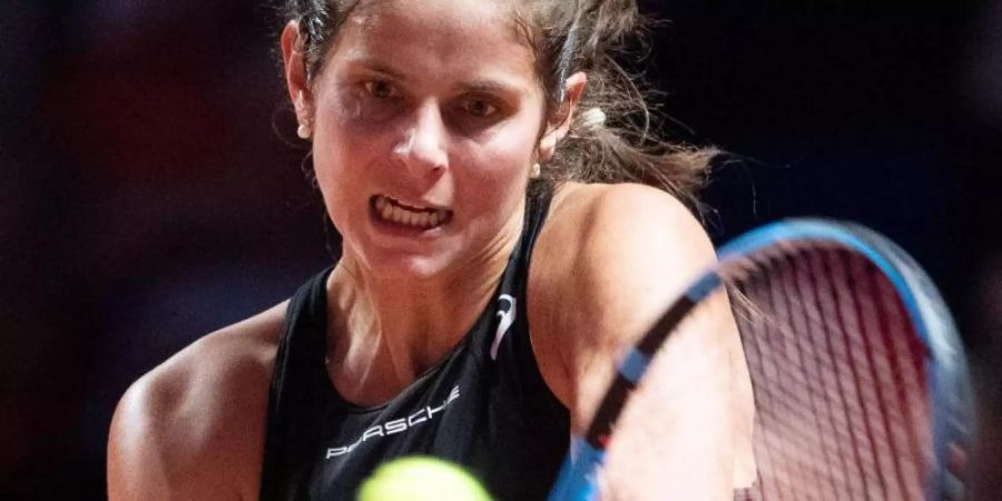 Gab beim Turnier in Stuttgart in der ersten Runde auf: Julia Görges schlägt auf. Foto: Marijan Murat/dpa