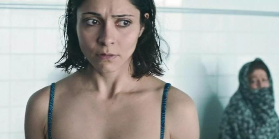 Mina (Pegah Ferydoni) liebt es zu schwimmen, doch manchmal wird diese neu gewonnene Freiheit für sie im wahrsten Sinne des Wortes zum Alptraum. Foto: Glory Film/BR