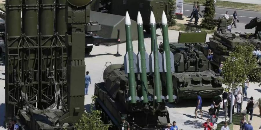 Auf Einkaufstour: Besucher der Rüstungsmesse «ARMY-2015» schauen sich im russischen Kubinka Raketenwerfen vom Typ 9A83 AMDS C-300B (l.) und russische Luftabwehrraketen vom Typ BUK-M1-2 an. Foto: Yuri Kochetkov/EPA
