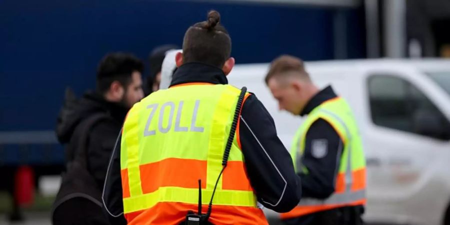 Mitarbeiter des Zoll kontrollieren Fahrer eines Paketdienstleisters. Es geht unter anderem um Schwarzarbeit, Scheinselbstständigkeit und Arbeit ohne Arbeitserlaubnis. Foto: Oliver Berg