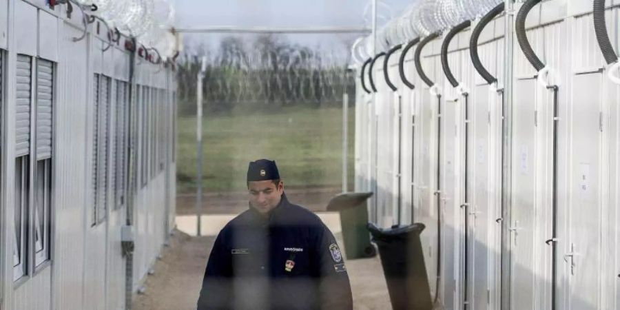 Ein ungarischer Polizist patrouilliert in einer «Transitzone» für Asylsuchende an der Grenze zu Serbien. Foto: Sandor Ujvari/MTI/AP/Archiv