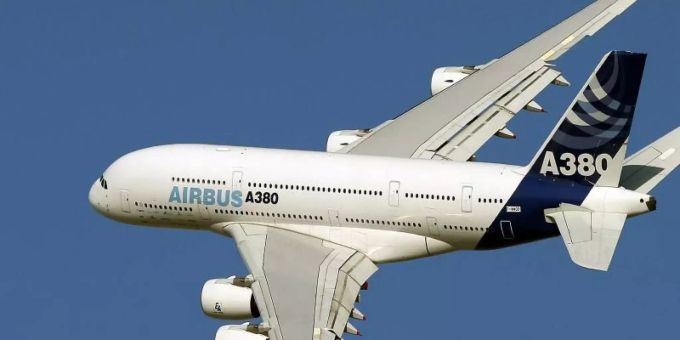 Ein Airbus A380 fliegt bei einem Demonstrationsflug während der Dubai Air Show. Die Singapore Airlines hat sieben der Frachter bestellt. Singapor Airlines