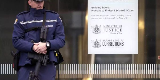 Ein Polizist steht vor dem Eingang zum Gericht in Christchurch. Der mutmassliche Attentäter wurde bei einer Anhörung per Video-Übertragung zugeschaltet. Foto: Mark Baker/AP Ein Polizist steht vor dem Eingang zum Gericht in Christchurch. Der mutmassliche Attentäter wurde bei einer Anhörung per Video-Übertragung zugeschaltet. Foto: Mark Baker/AP