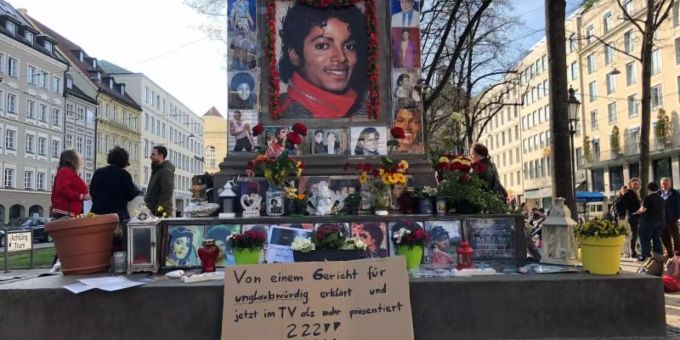 Das «Michael-Jackson-Denkmal» vor dem Bayerischen Hof in München. Foto: Valentin Gensch Das «Michael-Jackson-Denkmal» vor dem Bayerischen Hof in München. Foto: Valentin Gensch
